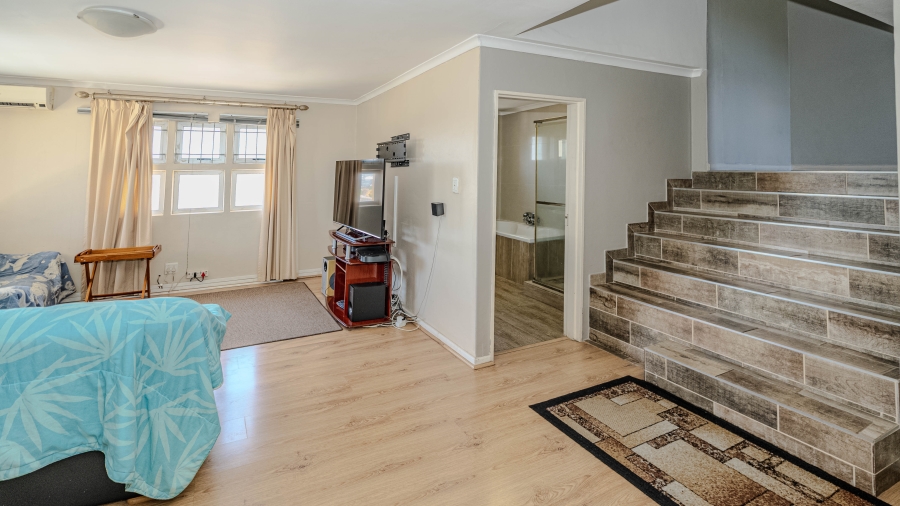 6 Bedroom Property for Sale in Vredekloof Heights Western Cape